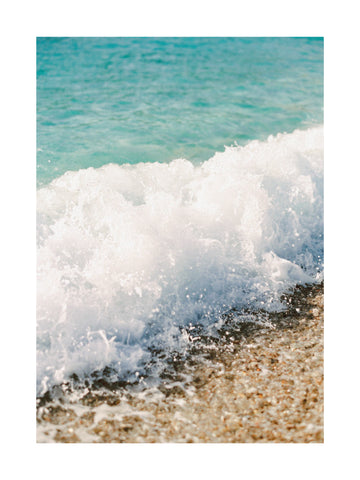 Fotografie von Wellen, die an den Strand schlagen.