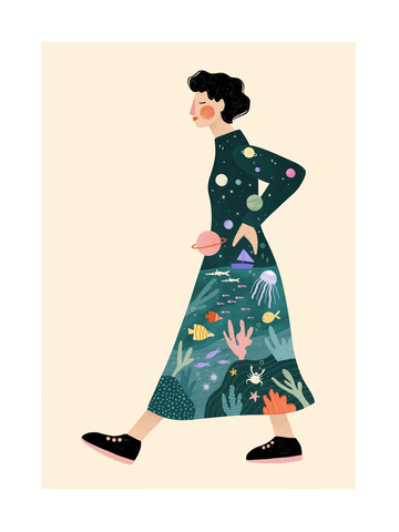 Illustration einer Frau mit schwarzem Haar in einem grünen Kleid mit Planeten und Ozean, vor beigem Hintergrund.