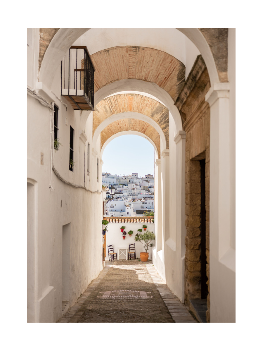 Fotografie eines Bogengangs mit weißen Wänden und Blick auf Vejer de la Frontera.