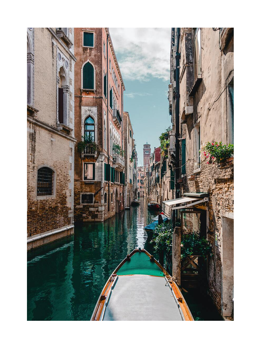 Fotografie einer Gondel in einem venezianischen Kanal mit alten Gebäuden und blauem Himmel.