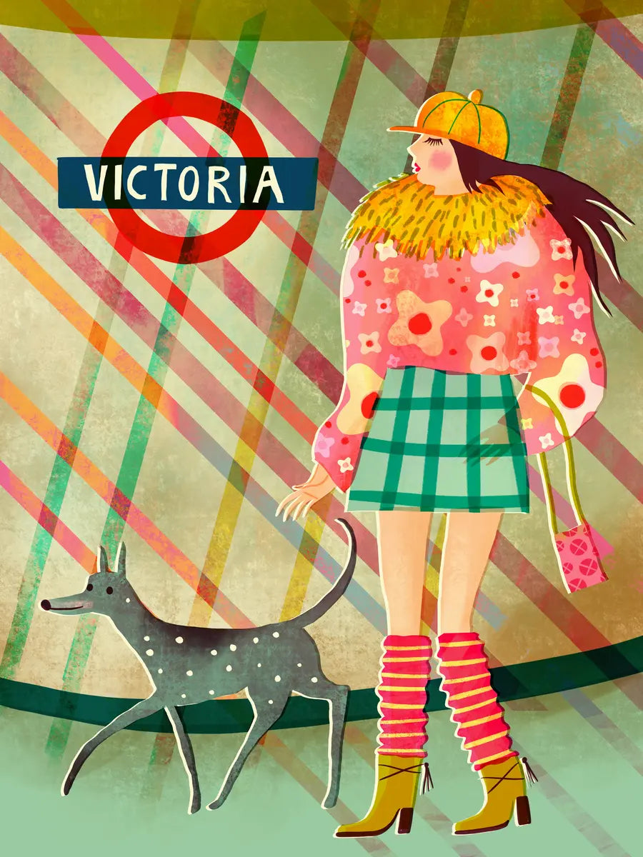 Illustration einer Frau mit Hund in der Londoner U-Bahn-Station Victoria, mit farbenfrohem Pullover und kariertem Rock.