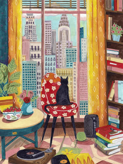 Wohnzimmer mit schwarzer Katze auf einem Stuhl, die aus dem Fenster auf die Stadt blickt.