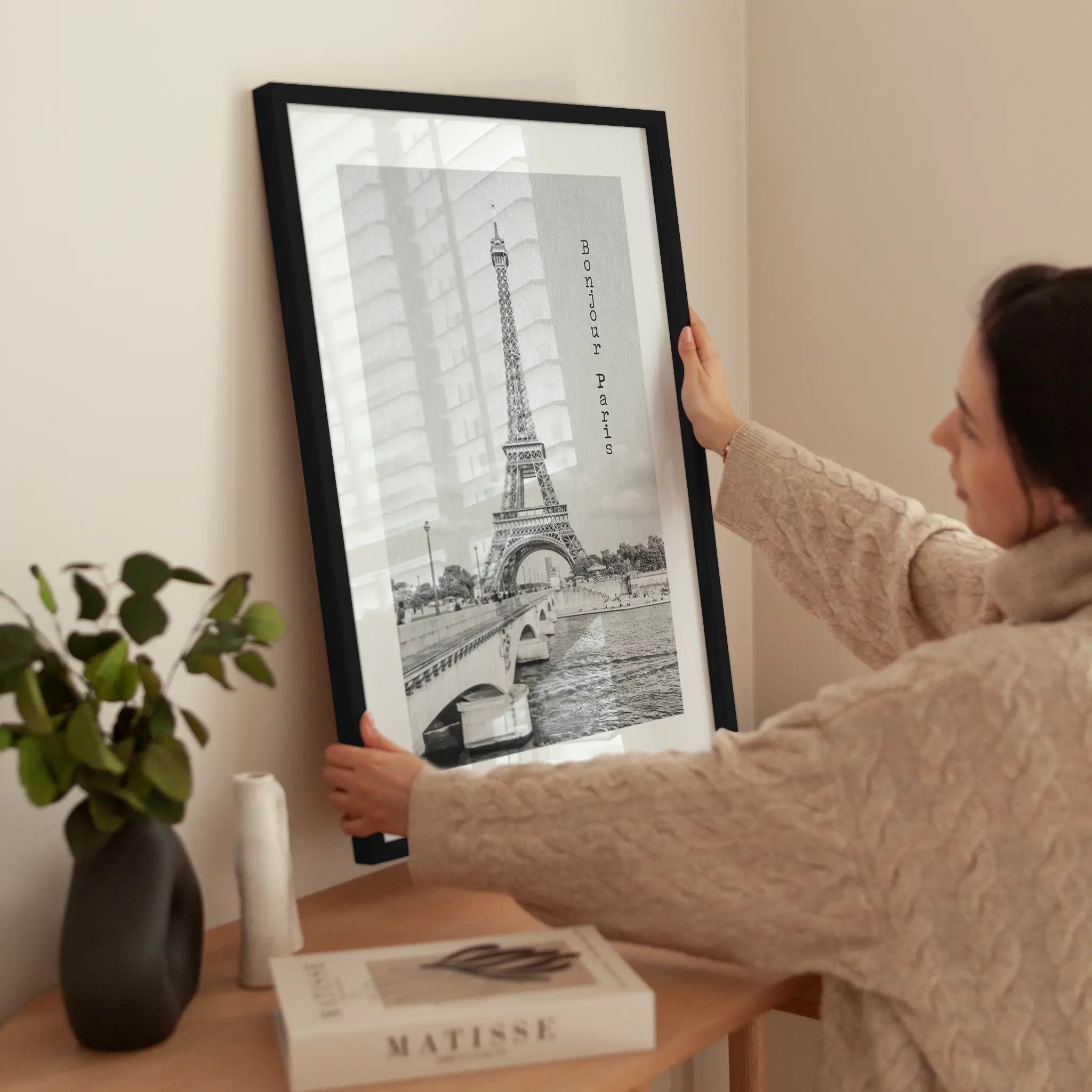 Vintage Bonjour Paris wird aufgehängt