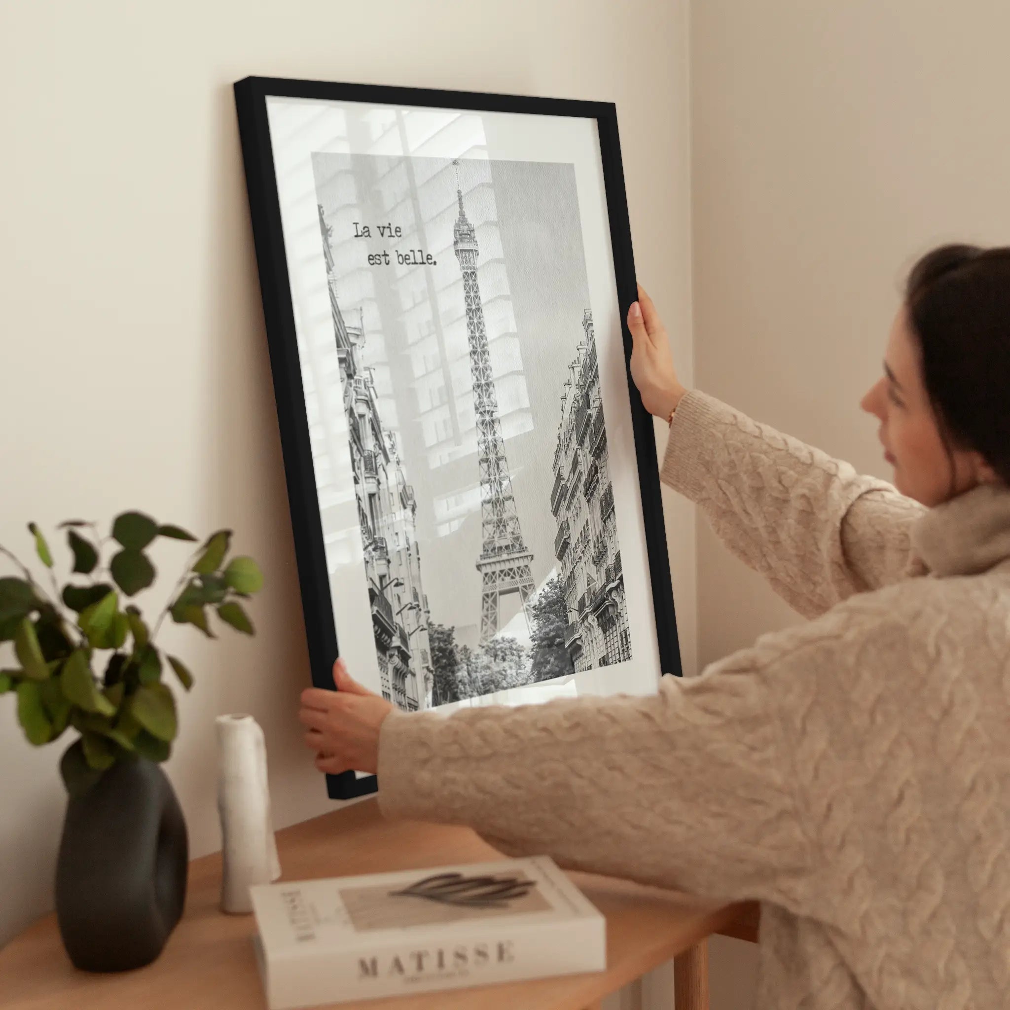 Vintage La Vie Est Belle wird aufgehängt