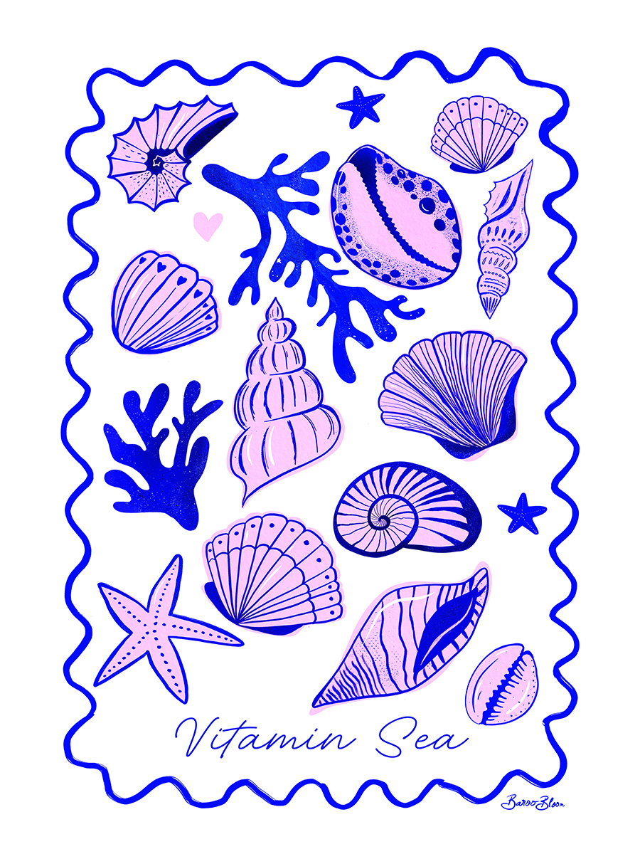 Grafische Illustration von Muscheln und Korallen in Pink und Blau mit dem Text "Vitamin Sea" auf weißem Hintergrund.