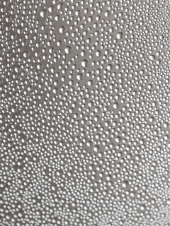 Muster von Wassertropfen auf einer Oberfläche.