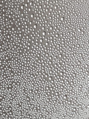 Muster von Wassertropfen auf einer Oberfläche.