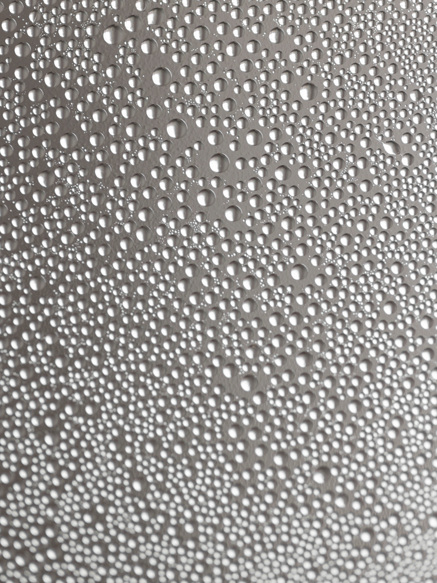 Muster von Wassertropfen auf einer Oberfläche.