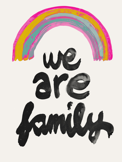 Poster mit dem Text "We are family" in Schwarz und einem bunten Regenbogen darüber.