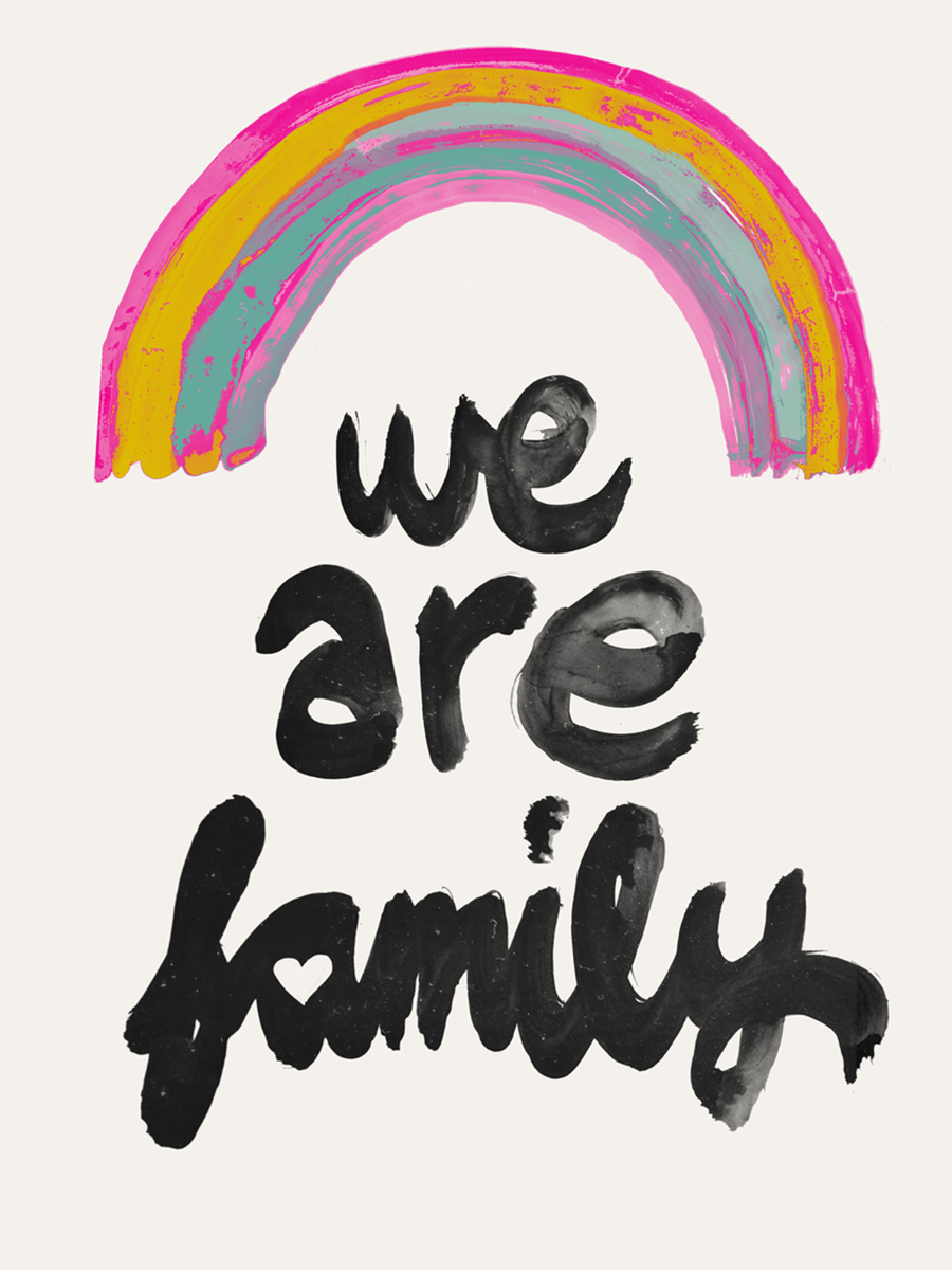 Poster mit dem Text "We are family" in Schwarz und einem bunten Regenbogen darüber.