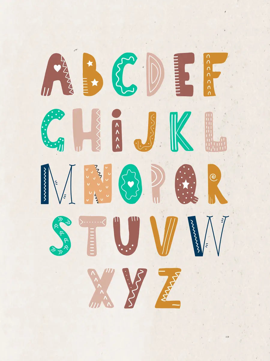 Buntes Alphabet mit gemusterten Buchstaben auf hellbeigem Hintergrund.