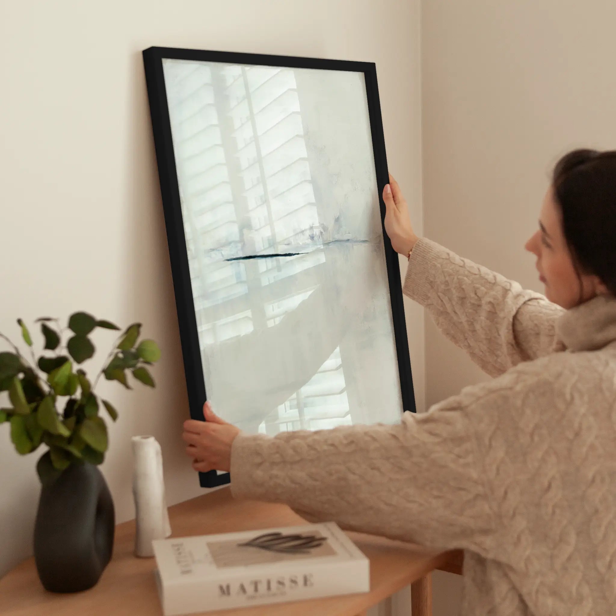 White Abstract Painting wird aufgehängt