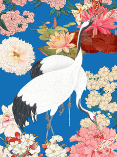 Eine detailreiche Illustration im asiatischen Stil mit weißen Kranichen, rosa Pfingstrosen und Schmetterlingen auf blauem Grund.