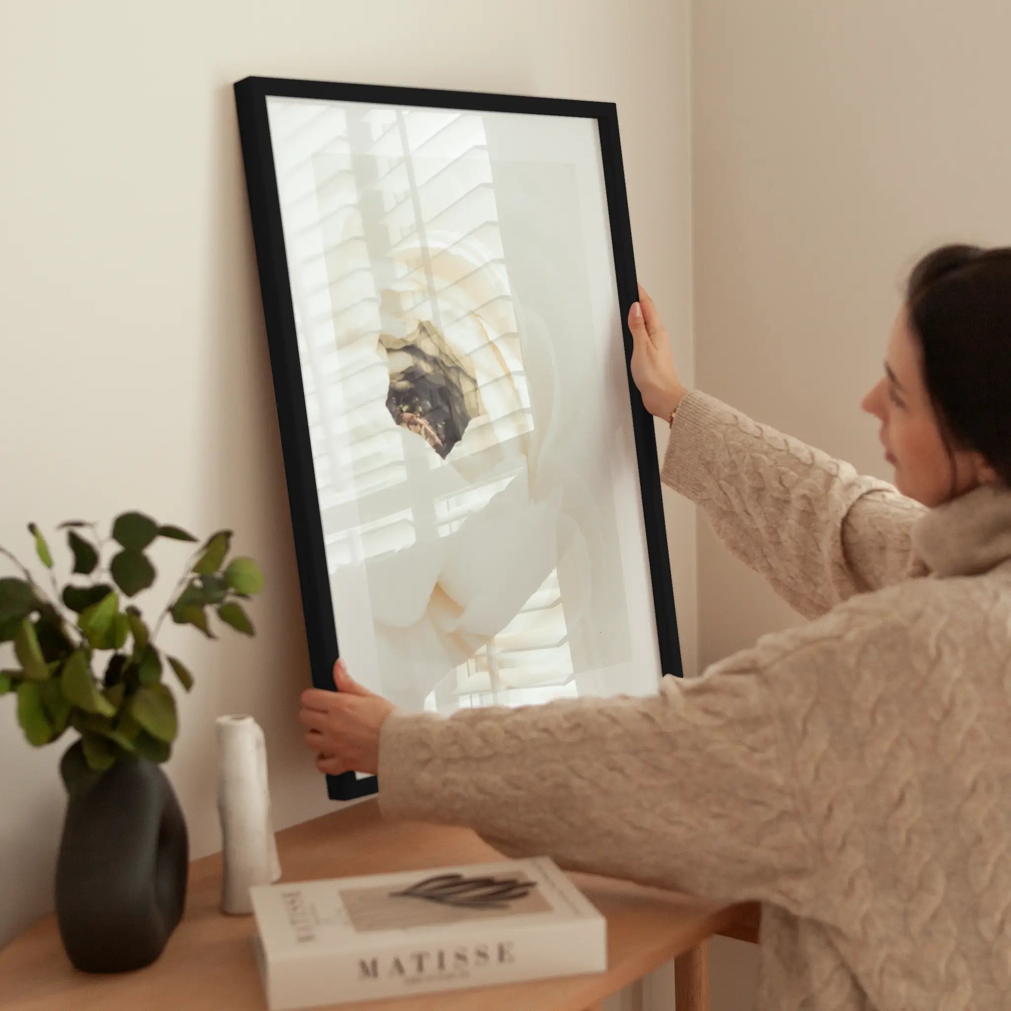 White Flower No1 wird aufgehängt