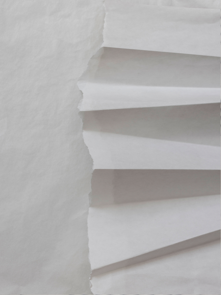 Fotografie von gefaltetem weißen Papier.