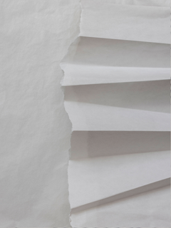 Fotografie von gefaltetem weißen Papier.