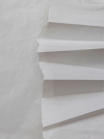 Fotografie von gefaltetem weißen Papier.