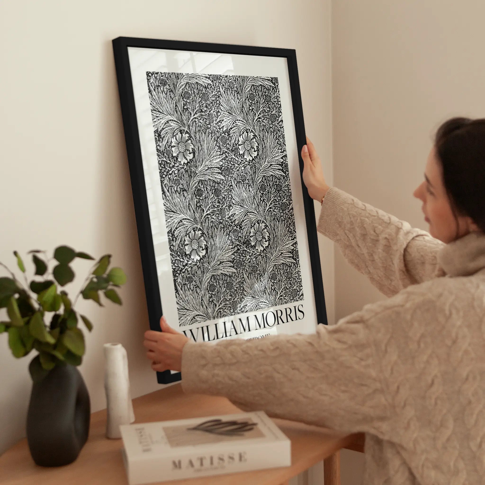 William Morris Monochrome wird aufgehängt