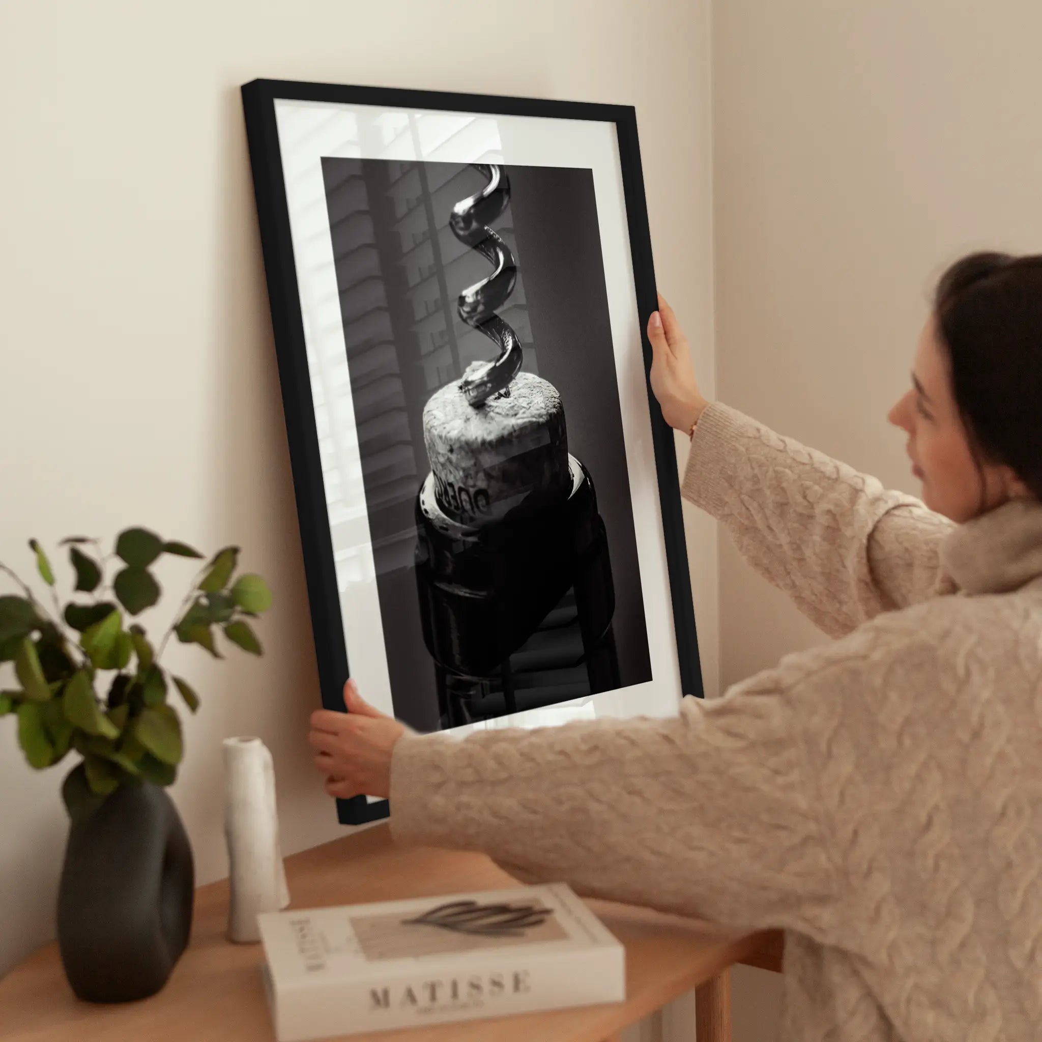 Wine Opener wird aufgehängt