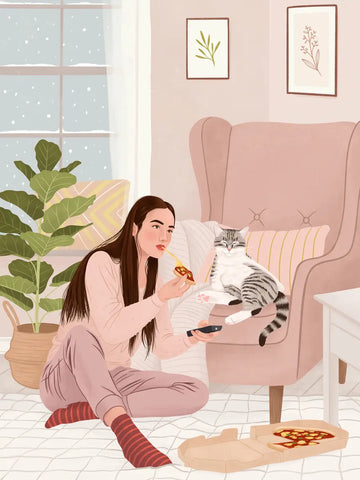 Illustration einer Frau, die Pizza isst und mit einer Katze in einem gemütlichen Wohnzimmer sitzt, während draußen Schnee fällt.