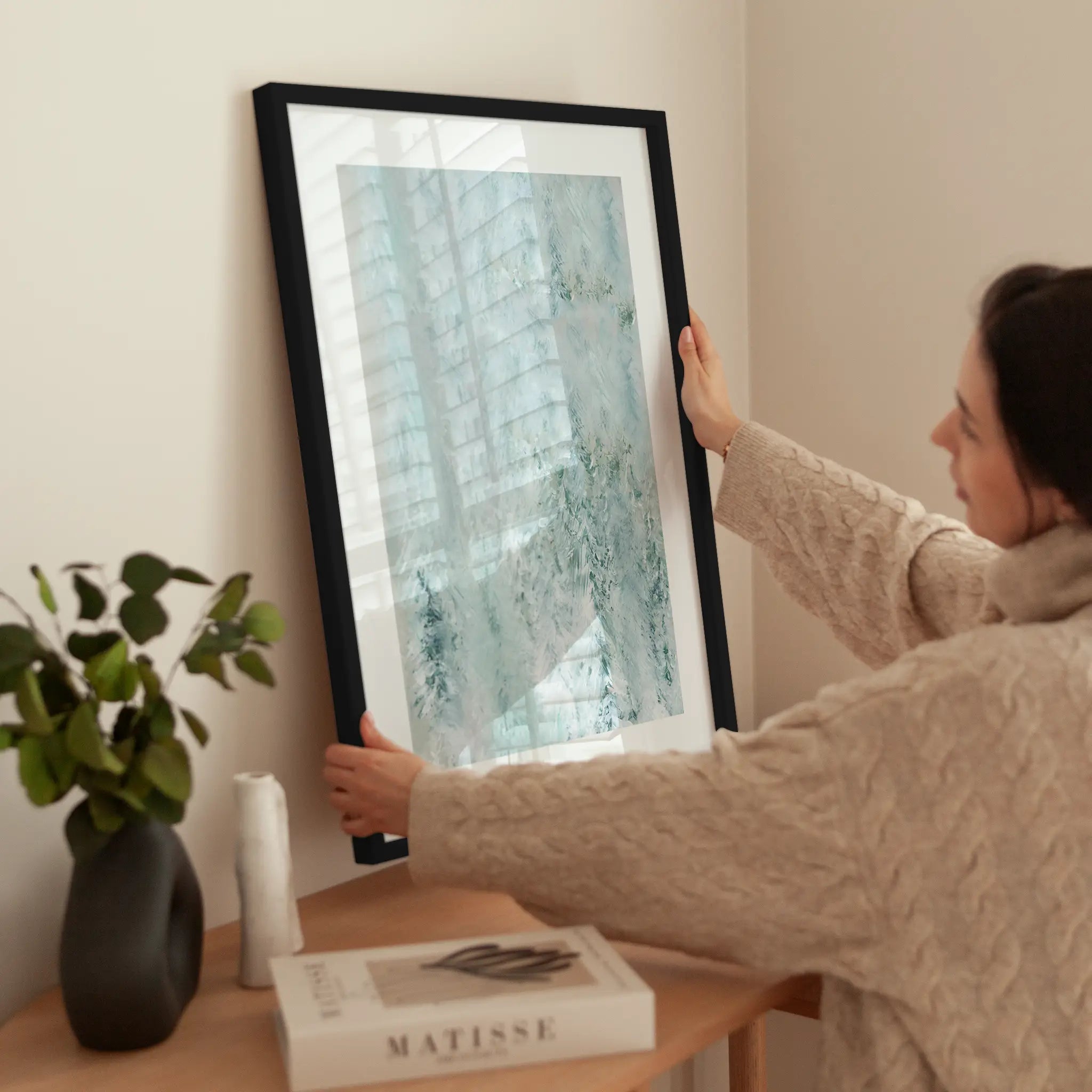 Winter Forest Painting wird aufgehängt