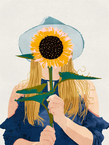 Eine Frau hält eine große Sonnenblume vor ihr Gesicht und trägt einen blauen Hut.