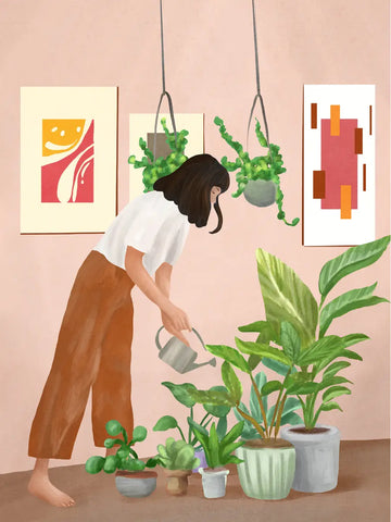 Eine Illustration einer Frau die verschiedene Zimmerpflanzen in einem Raum mit Kunstwerken gießt.