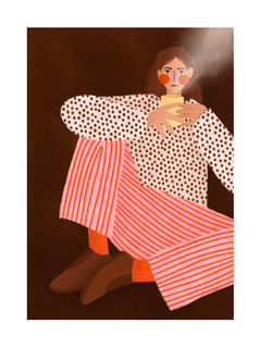 Illustration einer Frau in gepunkteter Bluse und gestreiften Hosen mit einer Tasse vor braunem Hintergrund.