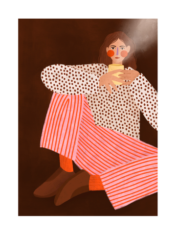 Illustration einer Frau in gepunkteter Bluse und gestreiften Hosen mit einer Tasse vor braunem Hintergrund.