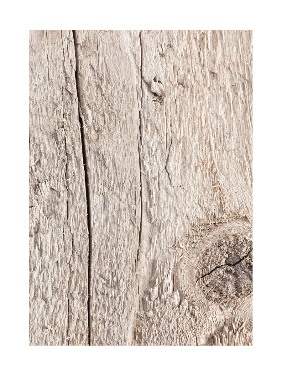 Fotografie eines Holzbretts mit brauner Maserung.