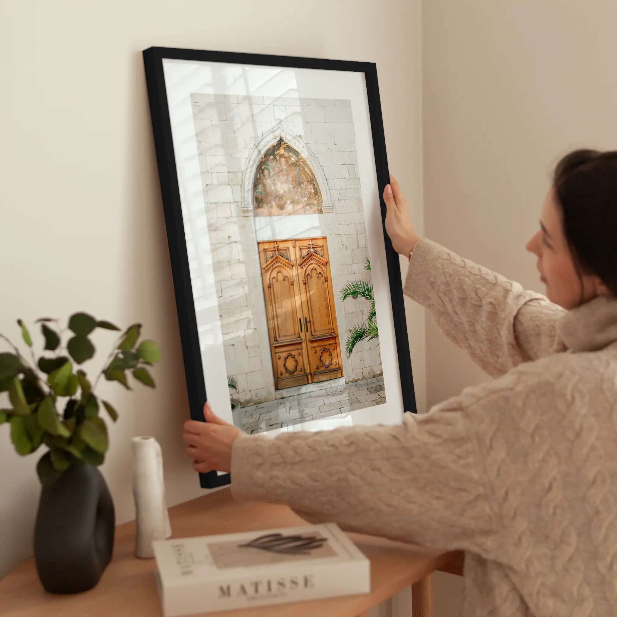 Wooden Door wird aufgehängt