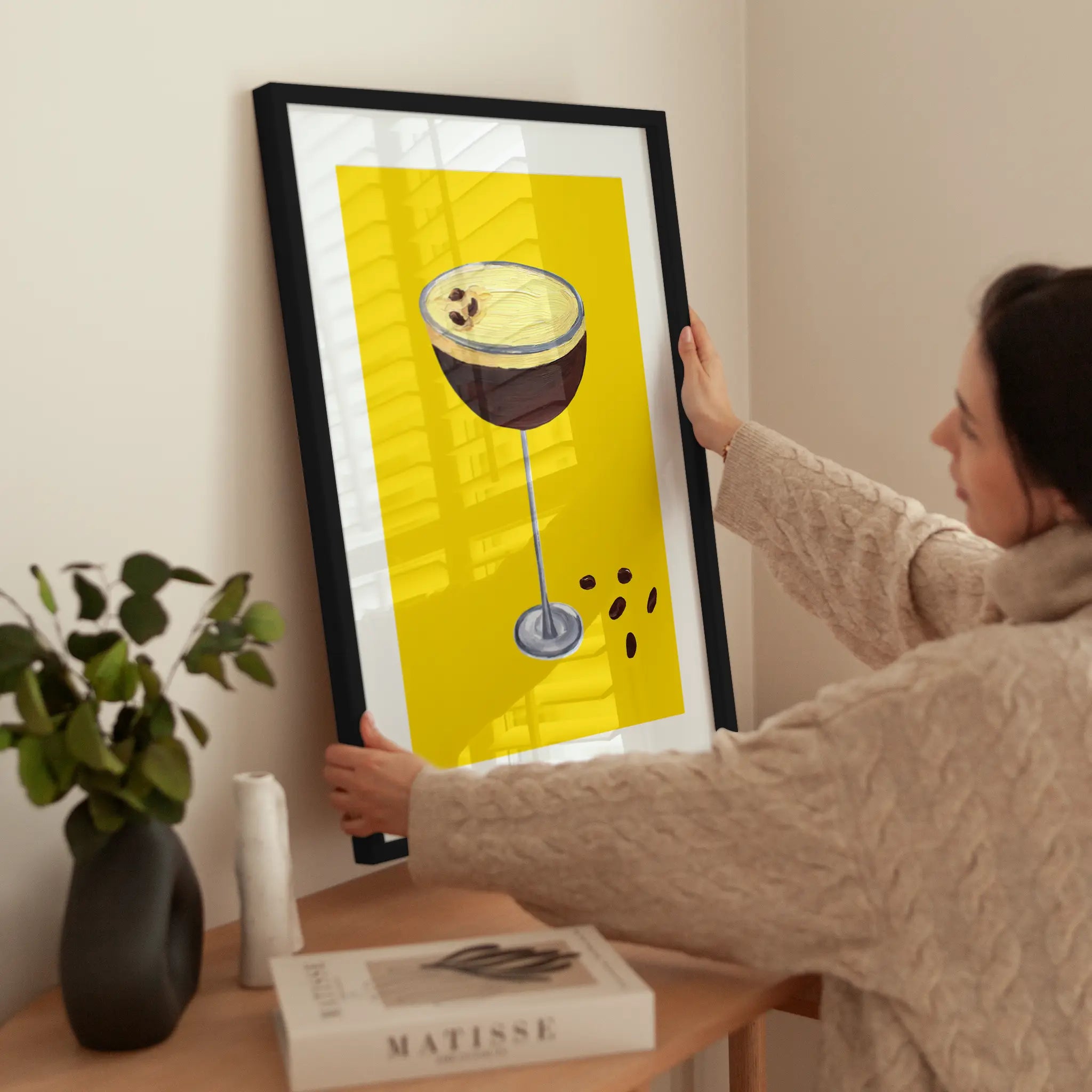 Yellow Espresso Martini wird aufgehängt