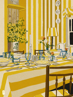 Ein gelb gestreifter Tisch, gedeckt für ein Abendessen, mit Geschirr, Gläsern und Blumenarrangements.