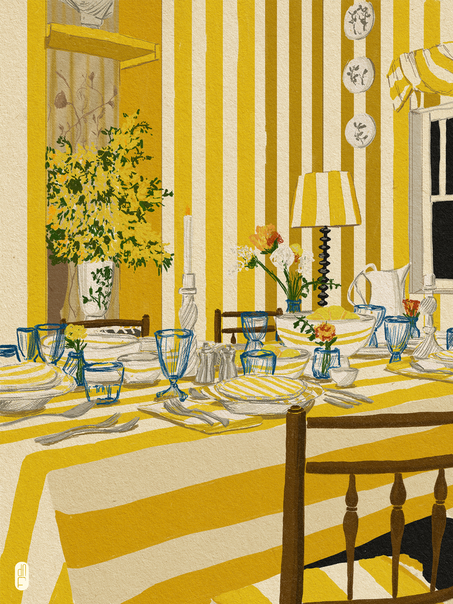 Ein gelb gestreifter Tisch, gedeckt für ein Abendessen, mit Geschirr, Gläsern und Blumenarrangements.