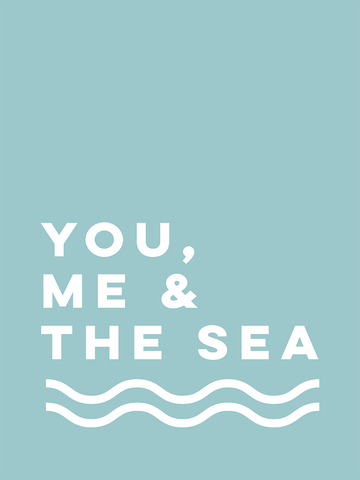 Typografie-Poster mit dem Text "You, me & the sea" in weiß auf blauem Hintergrund.