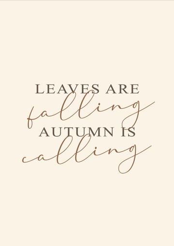 Textposter mit dem Zitat „Leaves are falling, autumn is calling“ in Schwarz und Braun auf beigem Hintergrund.